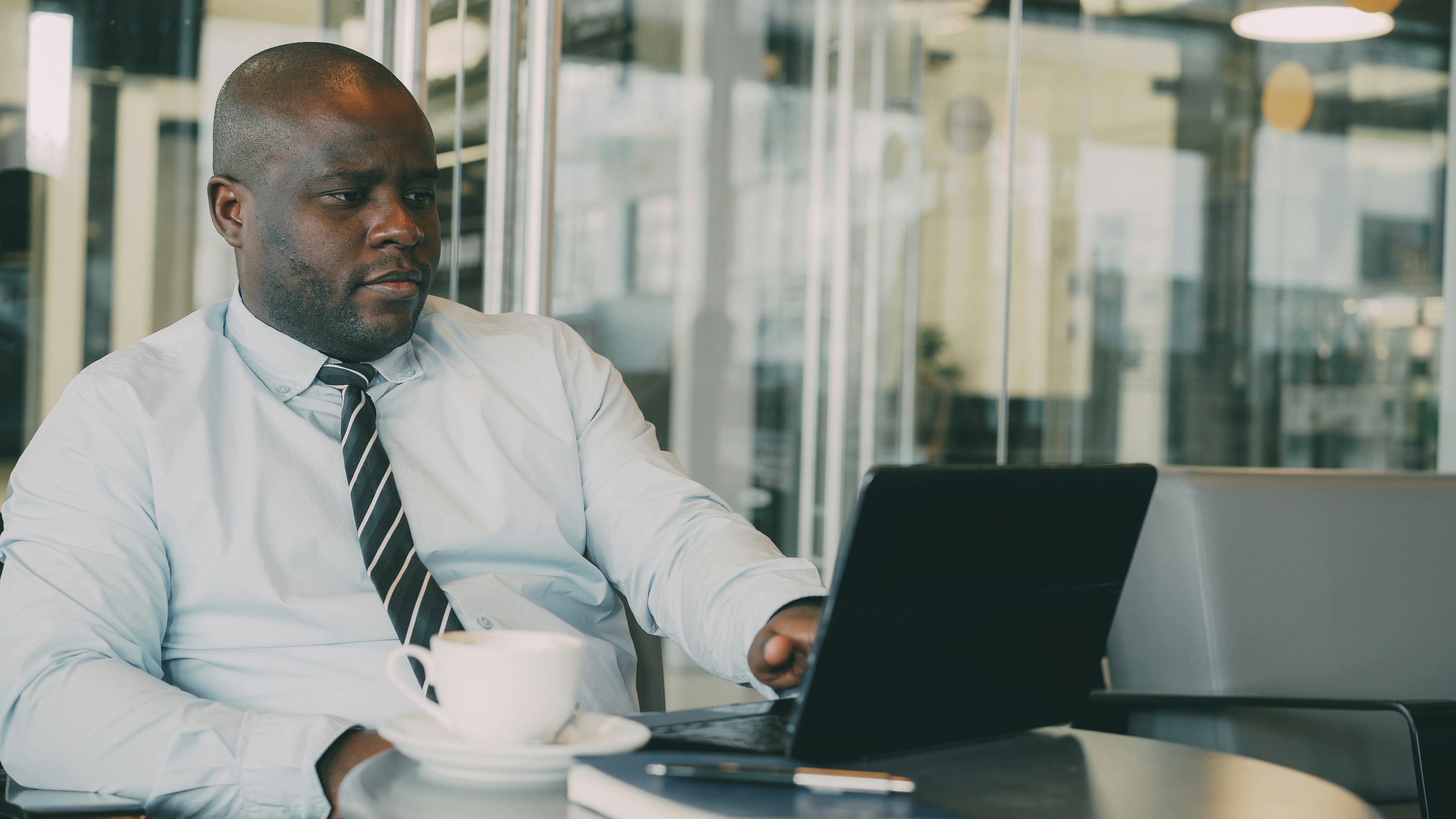 A businessman working on his laptop in a cafe